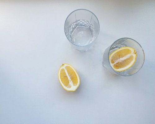 glass of fresh water with lemon slices